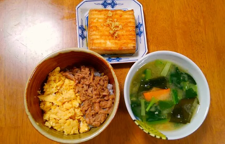 Snapdishの料理写真:６月１２日　ツナそぼろ　厚揚げ　小松菜とにんじんとわかめのお味噌汁|いもこ。さん