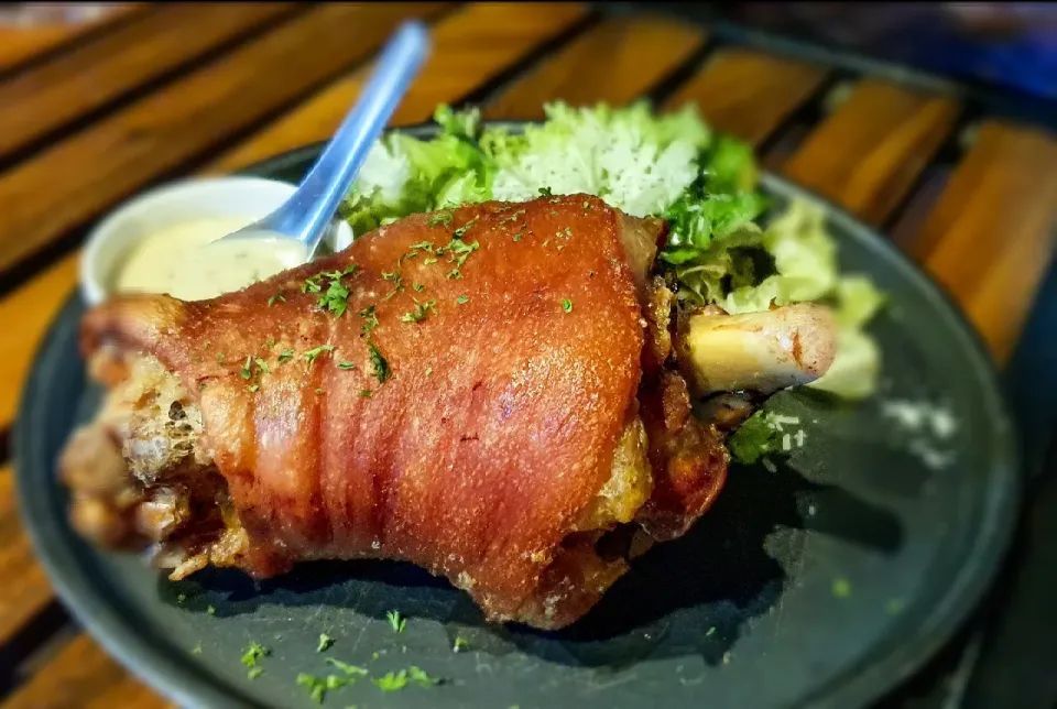 crispy pork knuckle|Michael Vongさん