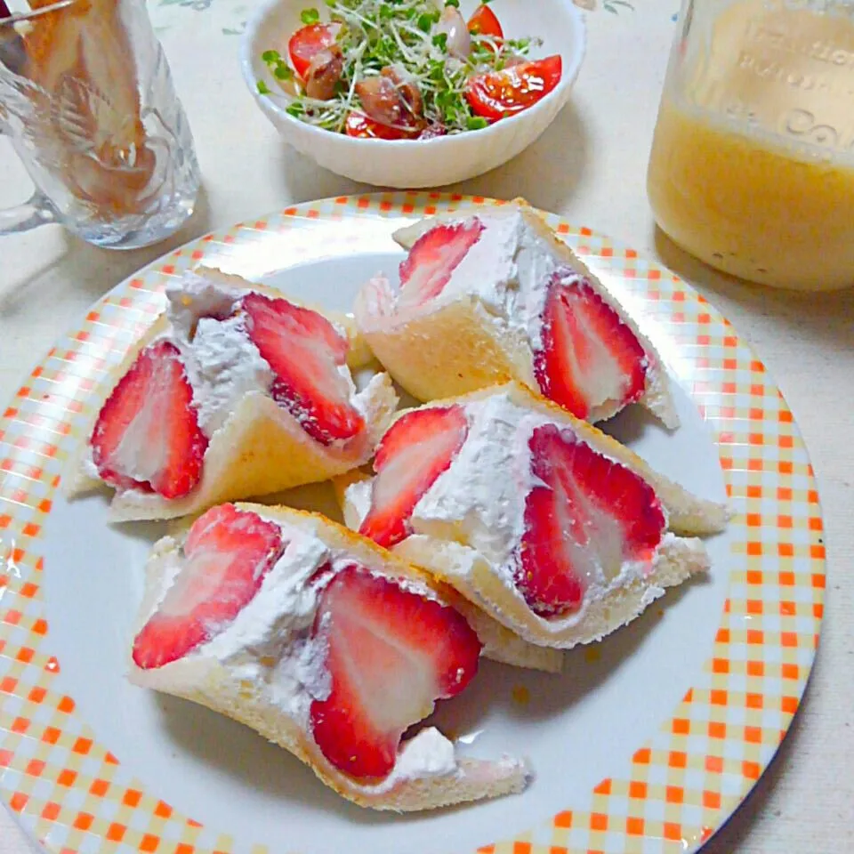 大きな苺の🍓いちごサンド|うたかた。さん