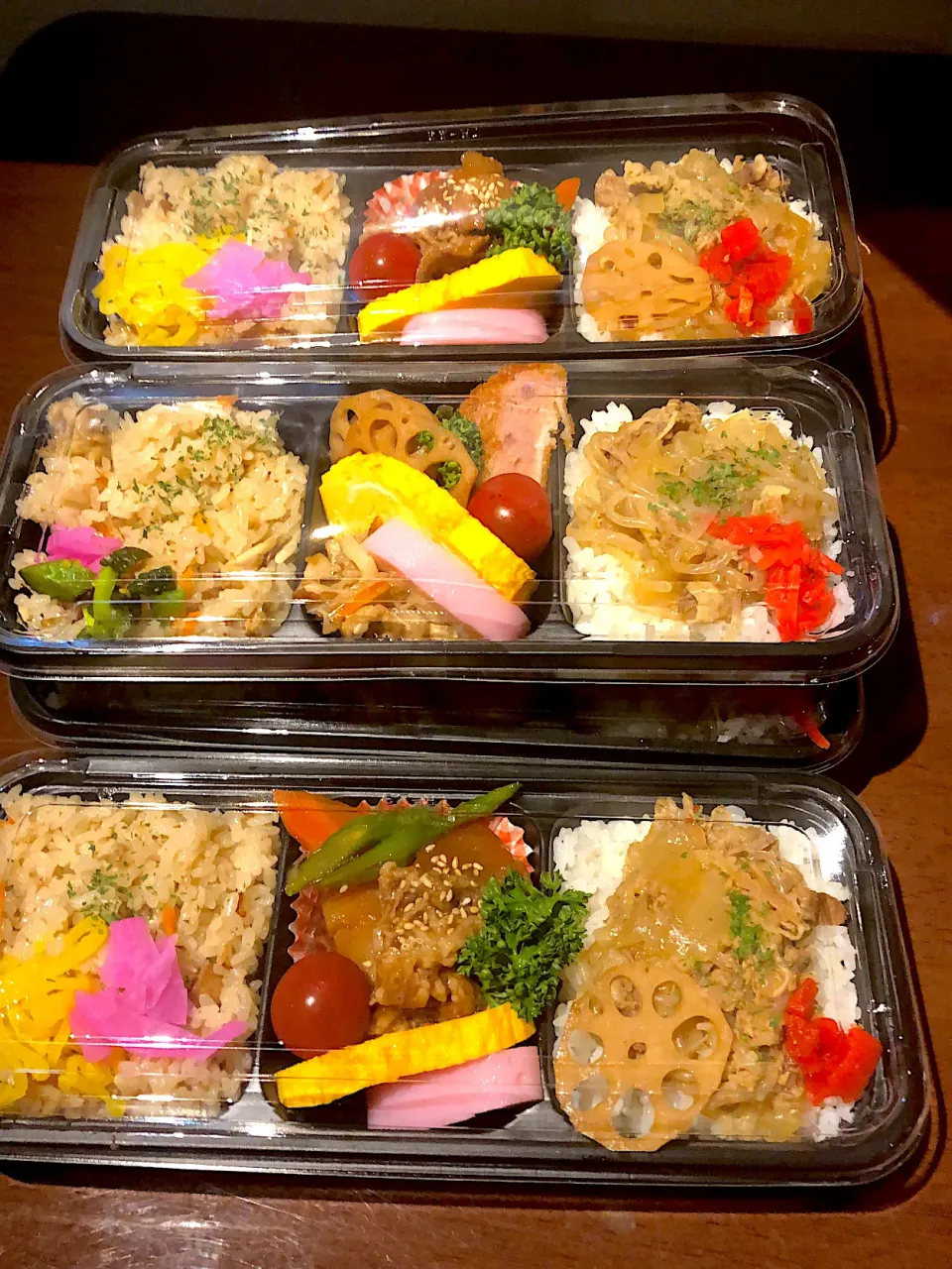 Snapdishの料理写真:#もも弁#炊き込みご飯牛丼2食弁当#600円#サラダ付き#横浜グルメ|まろももかさん