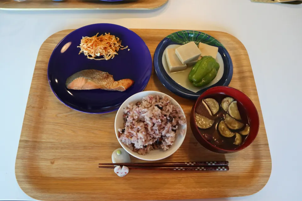 Snapdishの料理写真:今日の昼食 鮭の照り焼き、切り干し大根のキムチ和え、ピーマンと高野豆腐の煮物、雑穀米、なすの味噌汁|pinknari🐰🌈さん