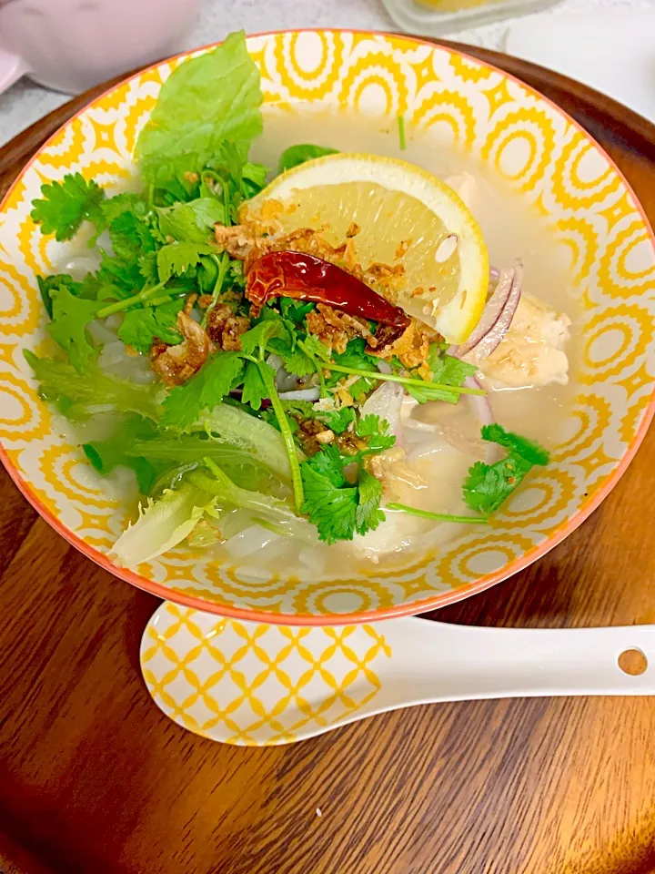 いつものフォーに行者ニンニク醤油をひと垂らしで飲み干してしまうスープに|ochihekoさん