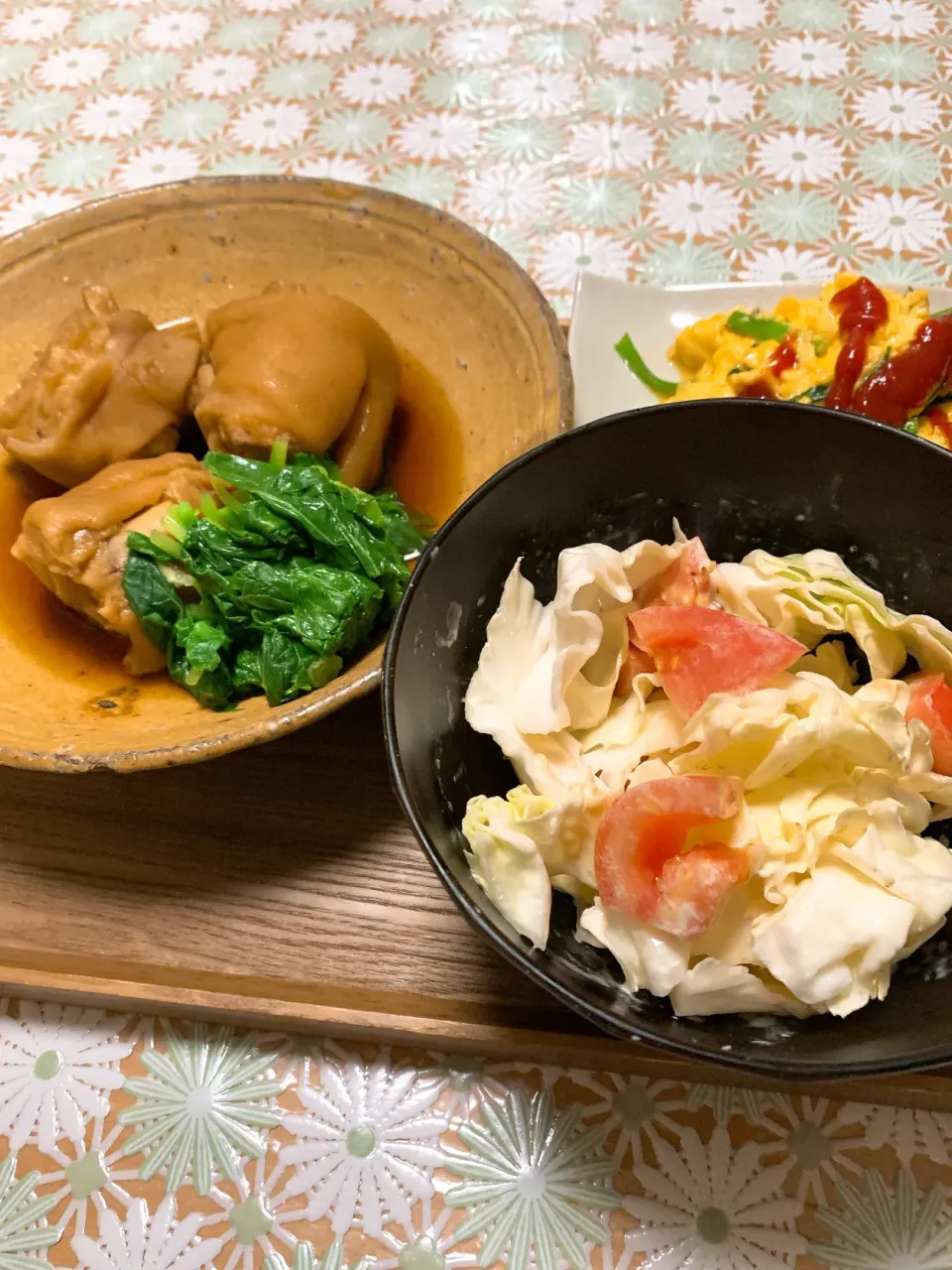 晩飯　てびちとキャベツトマトとニラ玉|yoさん