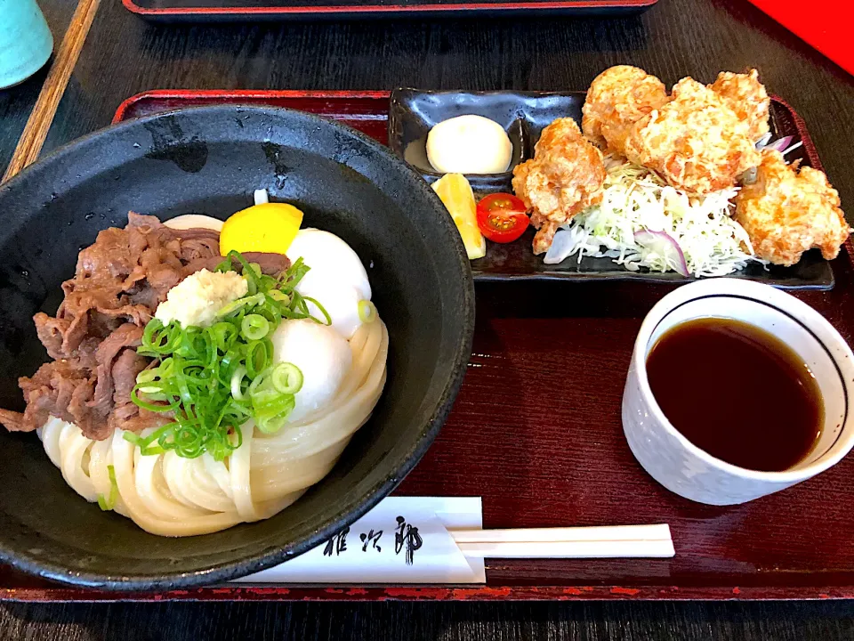 Snapdishの料理写真:肉温玉ぶっかけうどん大盛、からあげ|buhizouさん