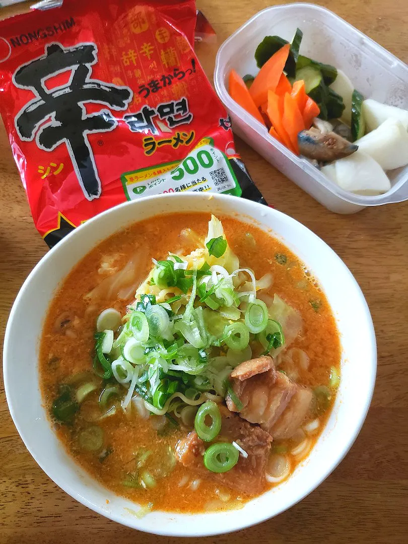 お昼に辛ラーメン&ぬか漬け|ひぃちゃんさん