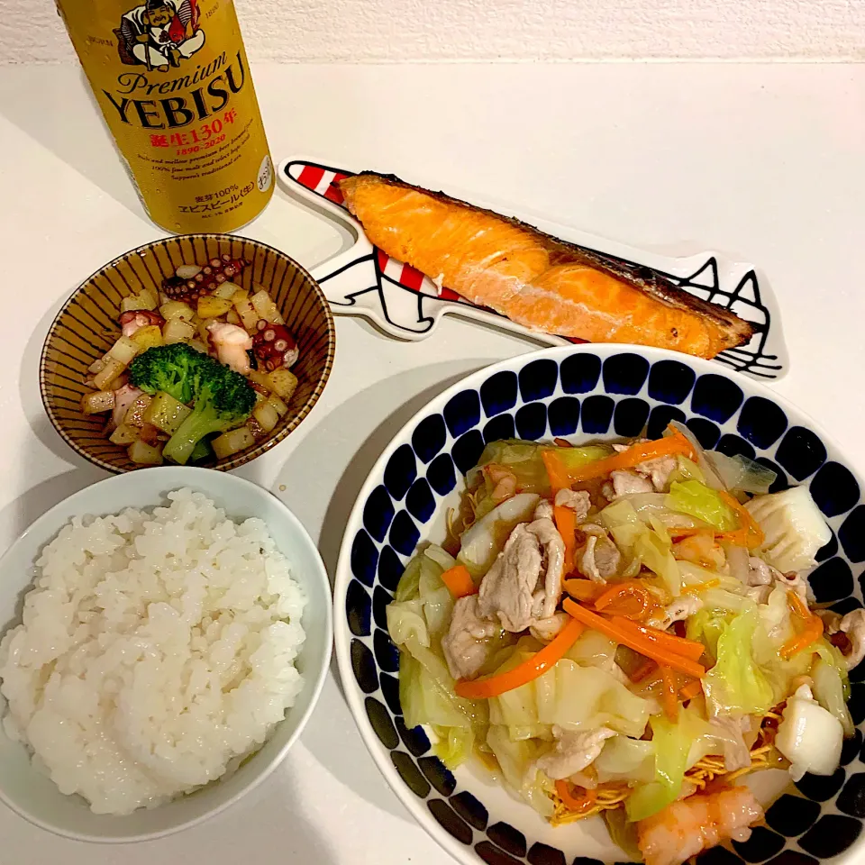 夜ご飯☺︎皿うどん☆タコとブロッコリーのガーリック炒め☆鮭の塩焼き|とまこ(*^o^*)さん