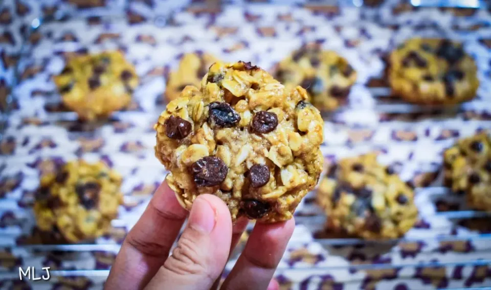 Snapdishの料理写真:Soft and chewy oatmeal raisin with chocolate chips cookies 🍪☕|Just Margaretteさん