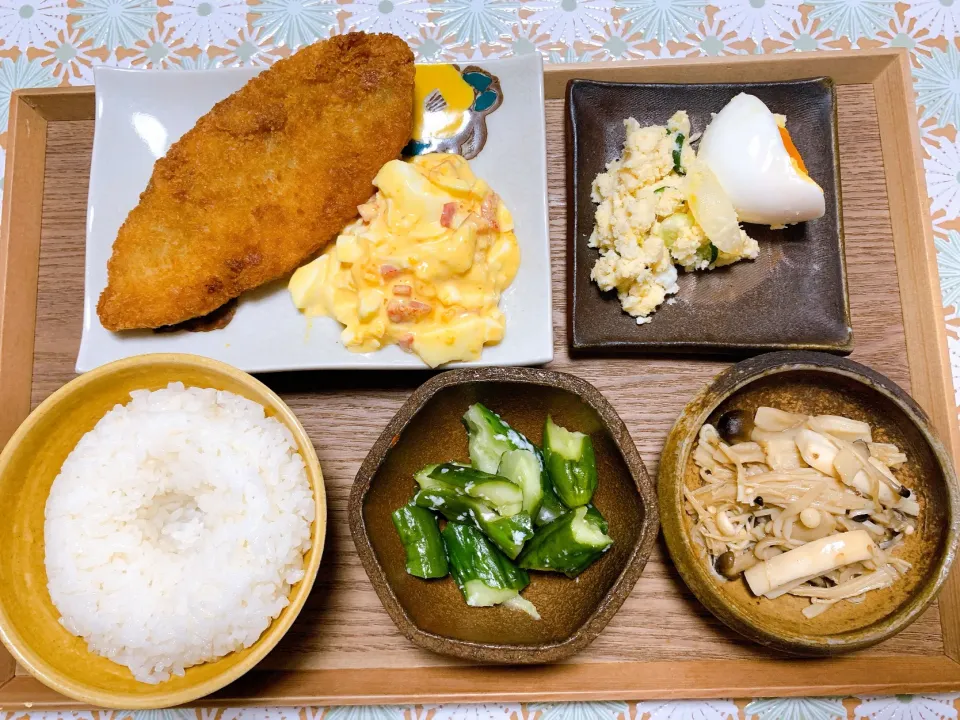 晩飯　惣菜白身フライと自家製タルタル、塩麹きゅうり、バター醤油きのこ|yoさん