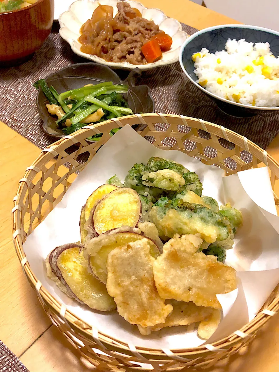 生麩とブロッコリーとサツマイモのてんぷら　　　　肉じゃが　小松菜の煮浸し　コーンご飯|エトフさん