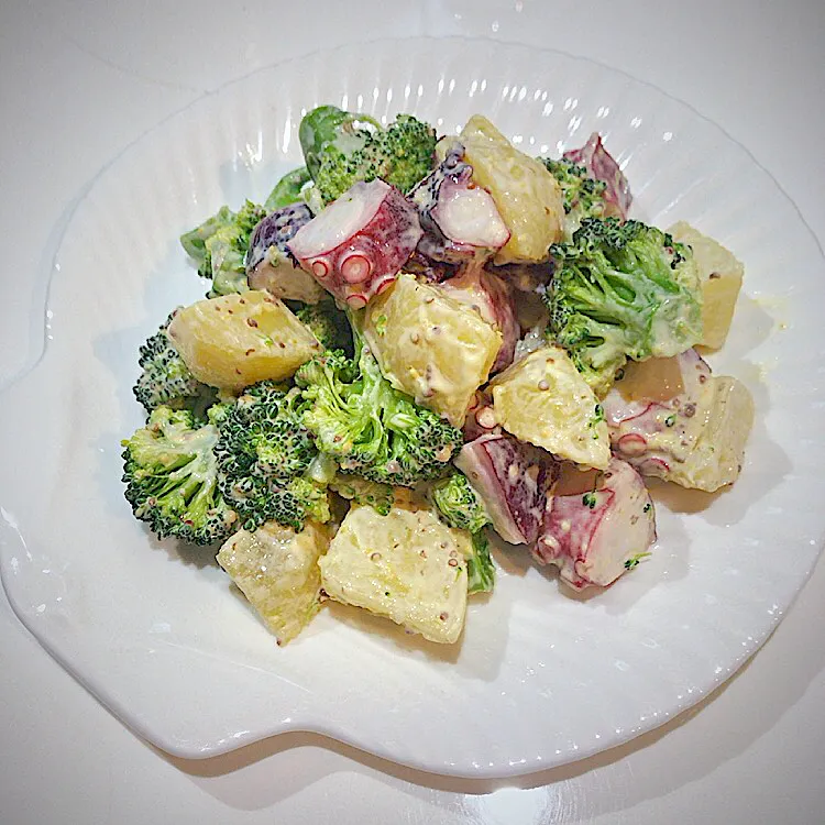 タコとブロッコリーのポテトサラダ🐙🥦|ほのみさん