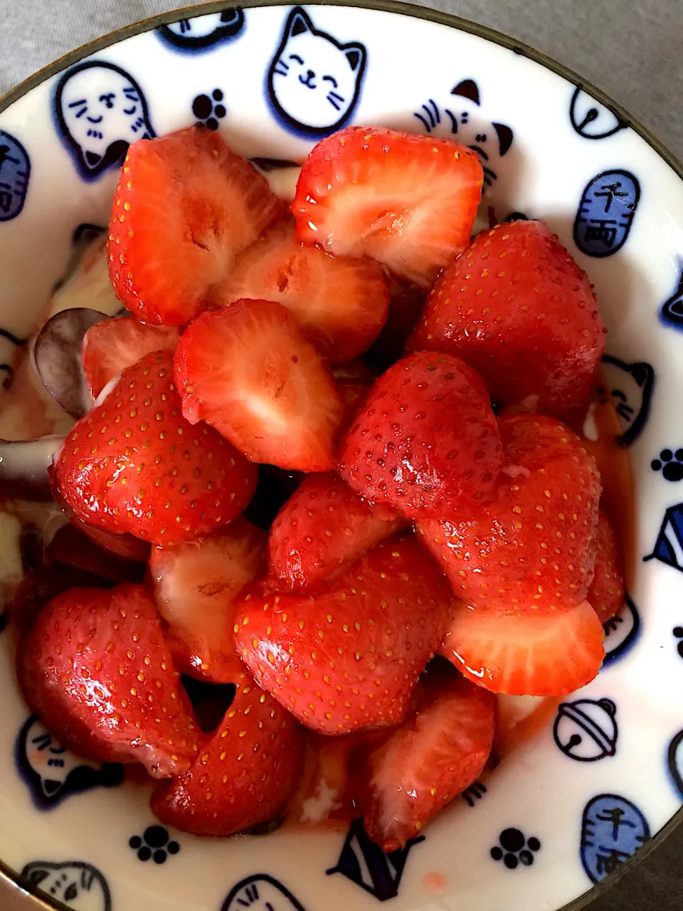 Passion fruit and peach soy yogurt with grapes and strawberries 🍓 🍇|MissYumYumさん