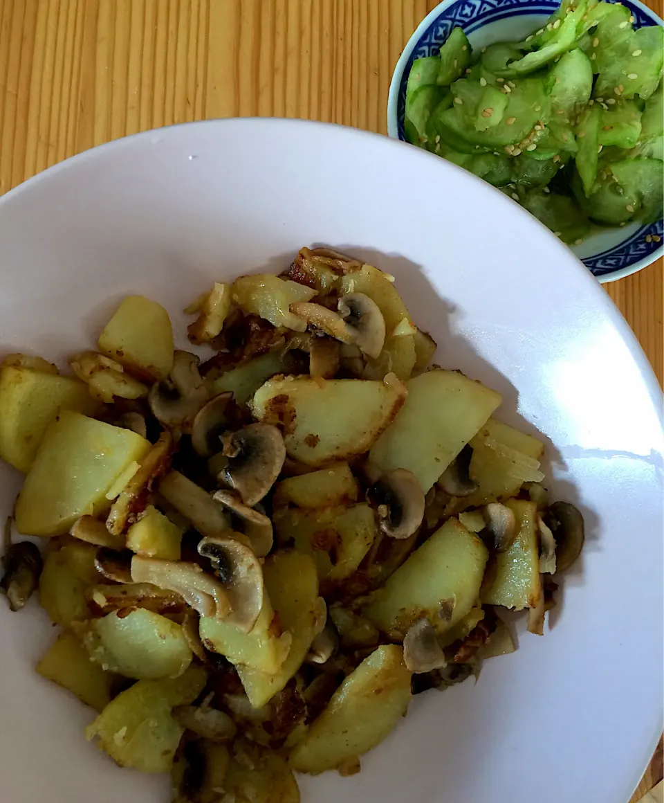 Fried potatoes with onions and mushrooms|MissYumYumさん