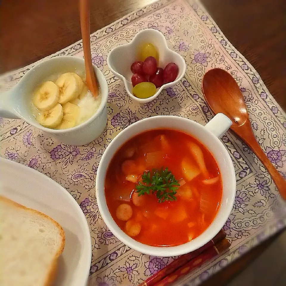 朝ごはん
ミネストローネ、バナナヨーグルト、ぶどう、ホームベーカリー食パン|まめころさん