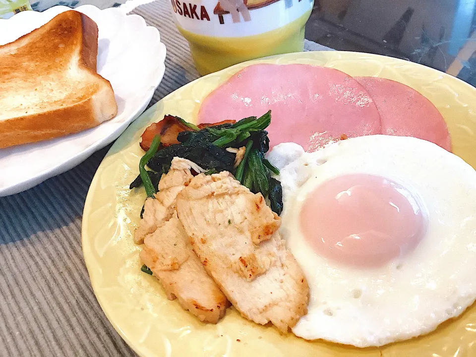 Snapdishの料理写真:今朝は涼しいです👍目玉焼き🍳😋|アライさんさん