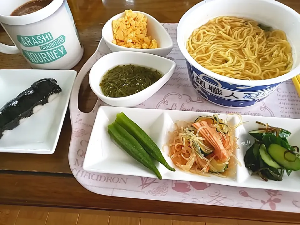 朝からカップ麺です😅|aiさん