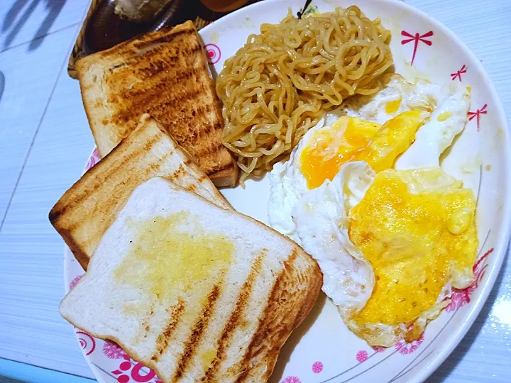 Snapdishの料理写真:Toast, eggs and a stir-fry noodles for breakfast 😉|Rina Paradiseさん