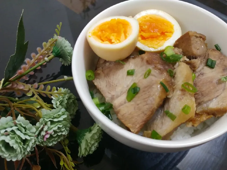 Snapdishの料理写真:煮豚丼|おチビちゃんさん