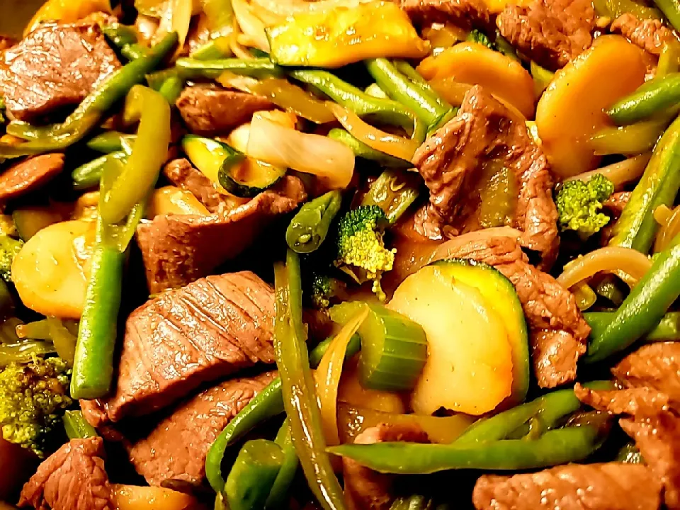 Stir fried veggies with filet mignon over white rice|Shellieghさん