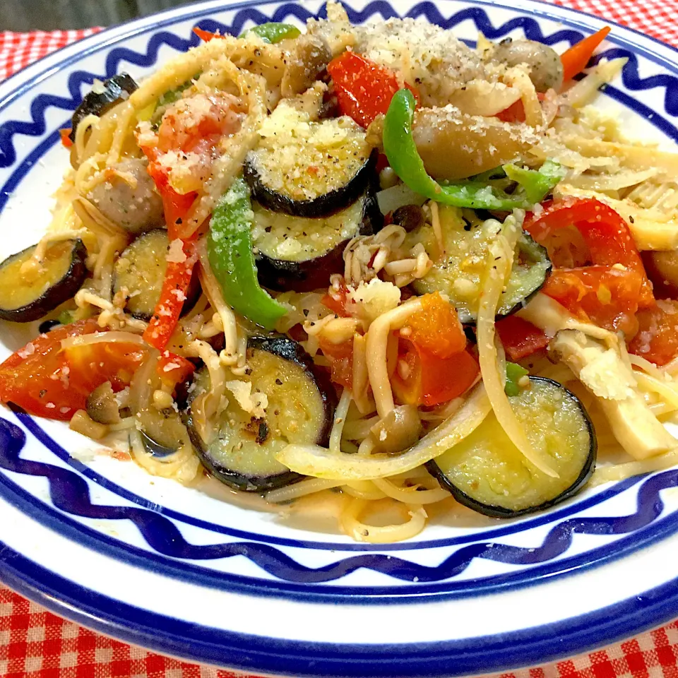 フレッシュイタリアントマトが爽やか。ペペロンチーノベース具沢山パスタ🍝|KanaMaxさん