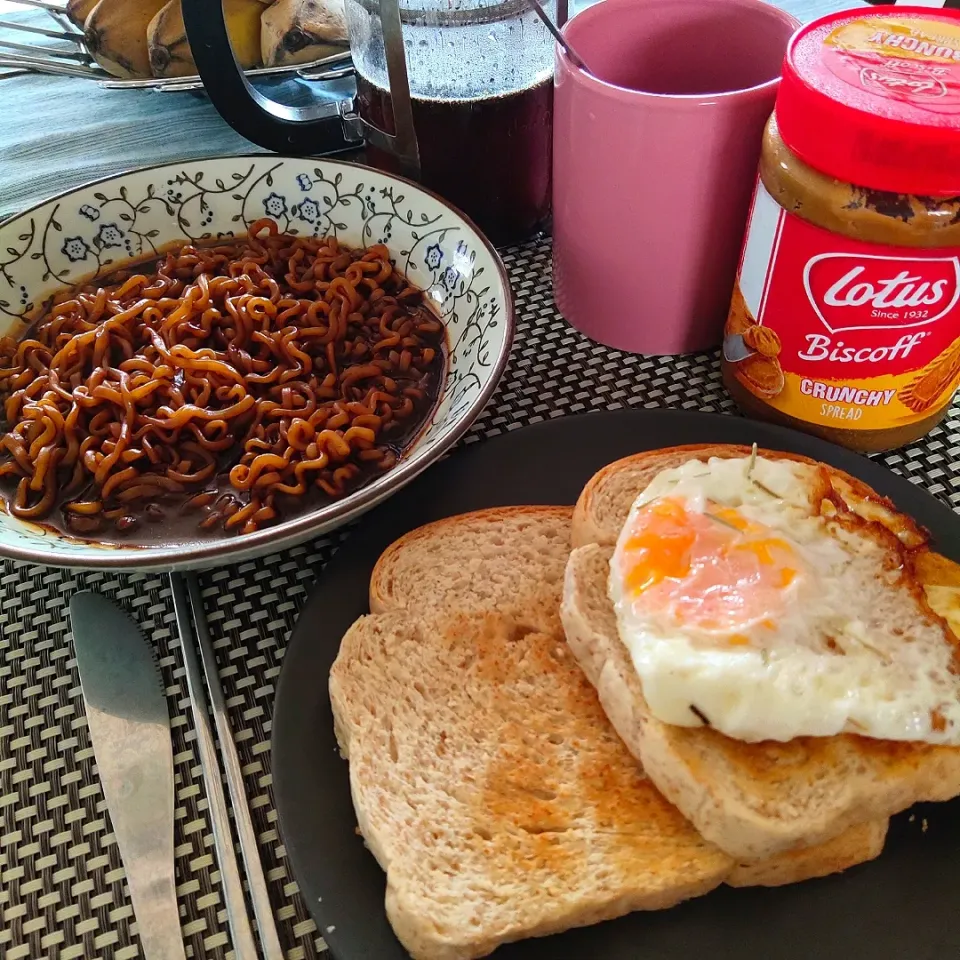 Snapdishの料理写真:lazy sunday brunch: Samyang jjajang, toast with sunny-side-up egg, Biscoff spread and kapeng barako coffee|shehphさん