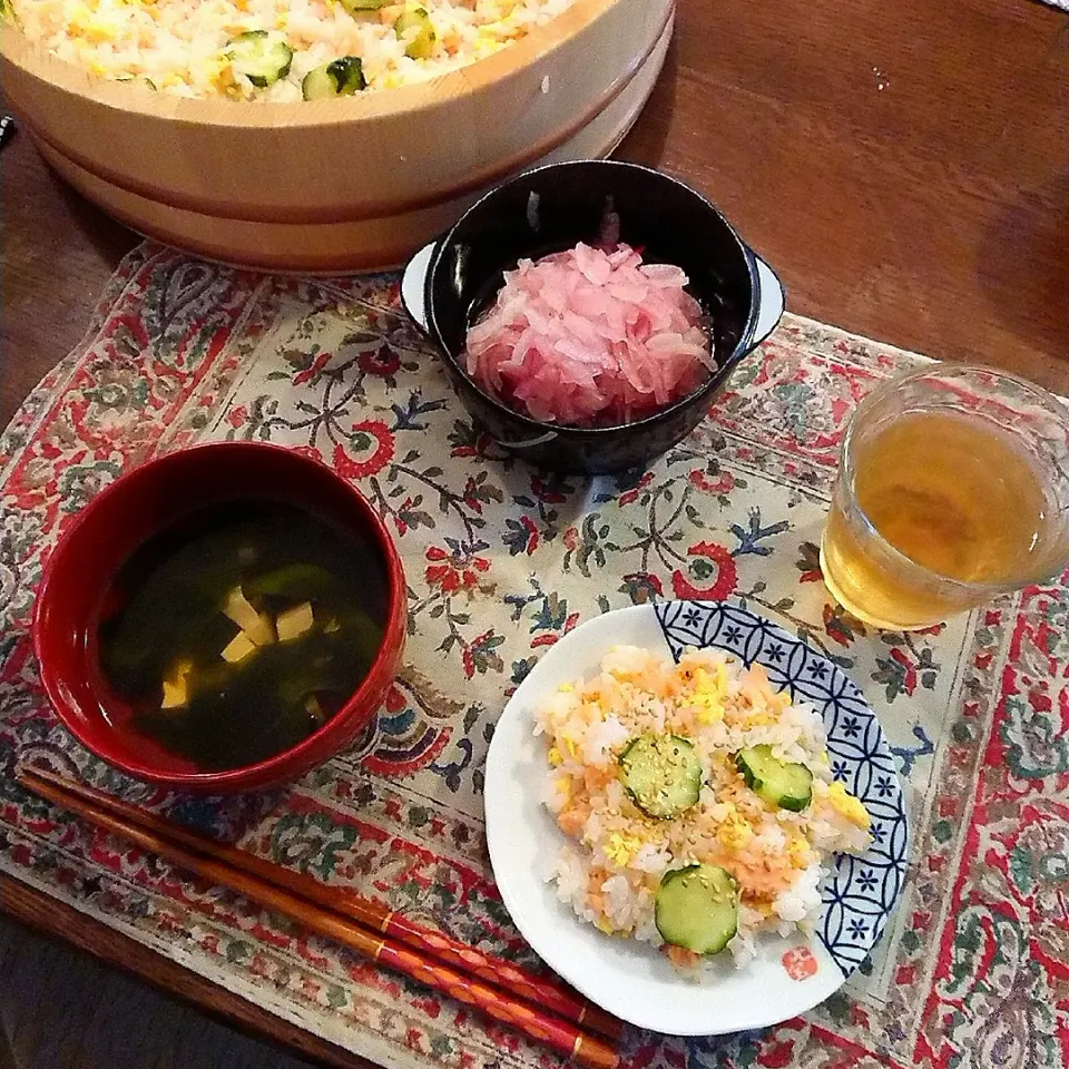 Snapdishの料理写真:昼ごはん
焼き鮭と入り卵の簡単ちらし寿司、おすまし(ワカメ、豆腐)|まめころさん