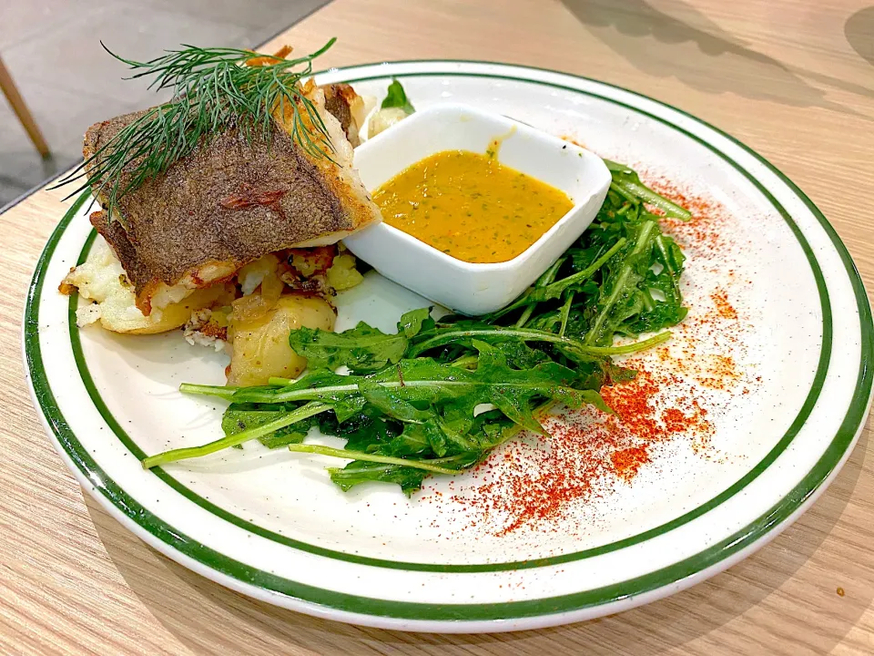 Seated halibut with baby potatoes and cayenne mango mint purée|skyblueさん