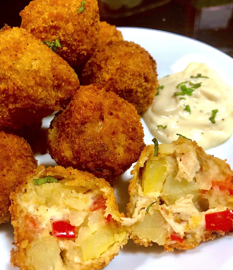 Snapdishの料理写真:Potato, cheese, chicken and bell pepper Croquettes with garlic mayo dip ❤️|Yenさん