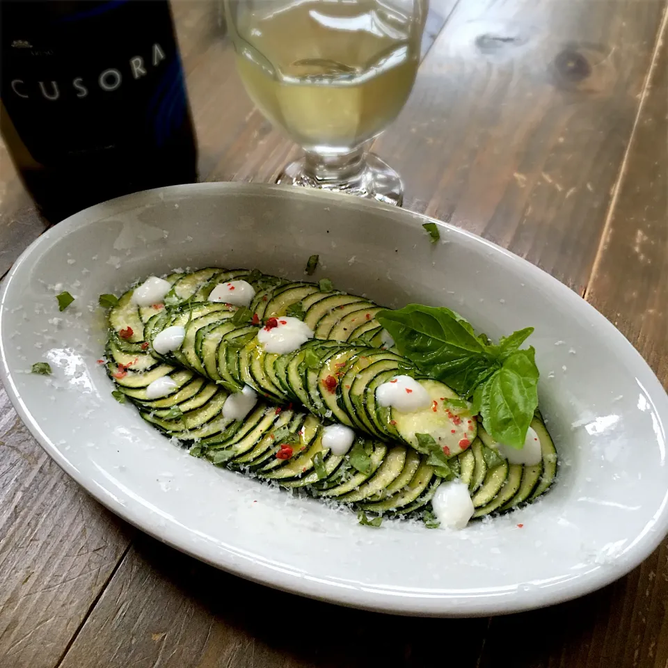 ズッキーニのカルパッチョ仕立て🍃とシチリアの冷え冷えシャルドネヴィオニエ🇮🇹🥂|七海さん