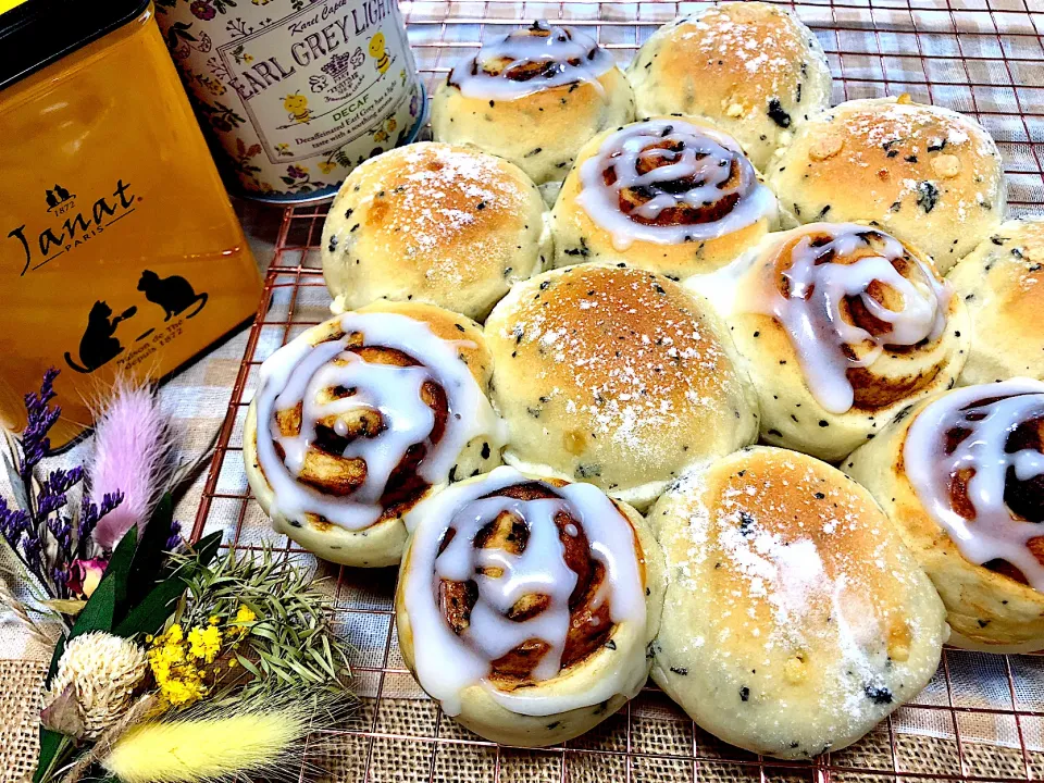 Snapdishの料理写真:紅茶葉入り🌱ホワイトチョコのちぎりパン ❁⃘ 紅茶葉入り🌱シナモンロール𖠚ᐝ|がぁがさん