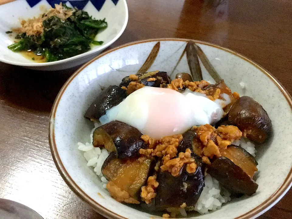 なすとひき肉の味噌ピリ辛丼、おひたし|りかさん