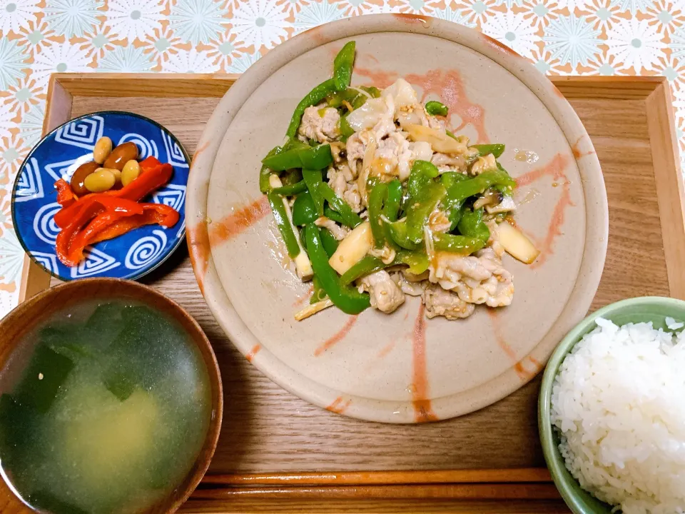 昼飯　豚肉とピーマンのオイスター炒め　自家製ピクルス　わかめとコーンの味噌汁|yoさん