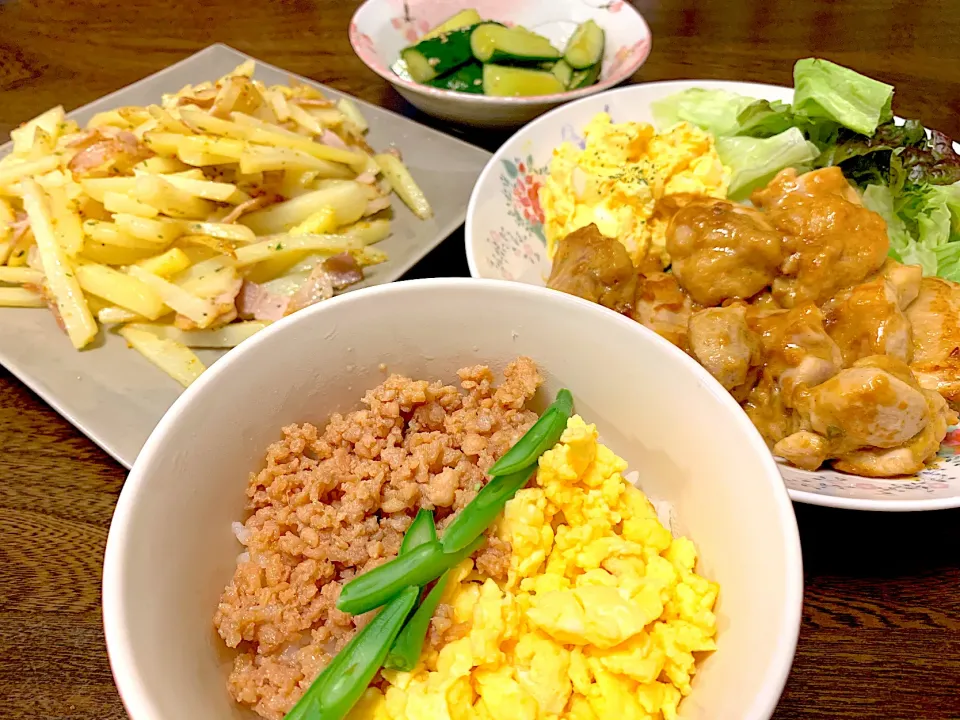 ミニそぼろ丼、タンドリーチキン、じゃがいものガーリックソルト炒め、中華きゅうり|なちゃむさん