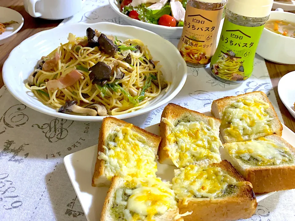 ひらたけパスタとジェノベーゼトースト|tokkoさん