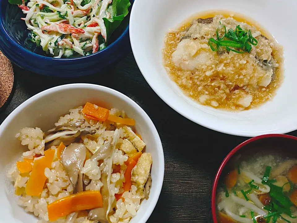 Snapdishの料理写真:カレイのみぞれ煮、舞茸の炊き込みご飯、きゅうりとカニカマのマヨわさび和え、なめこ汁|なつきさん