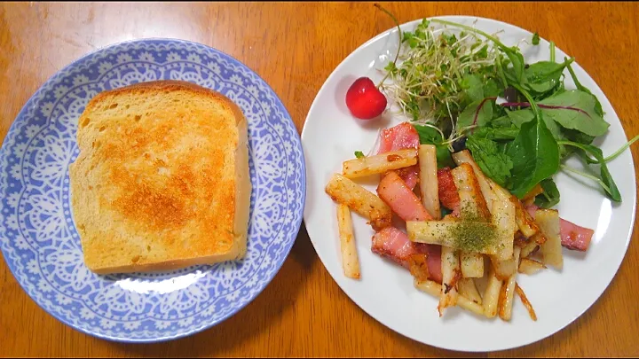 Snapdishの料理写真:６月１４日　山芋とベーコンの炒め物　サラダ　トースト|いもこ。さん