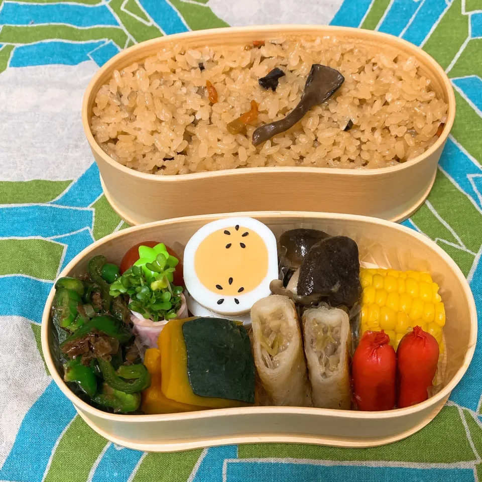 Snapdishの料理写真:旦那のお弁当はきのこの炊き込みご飯弁当にしました^ ^|ヤマネコさん