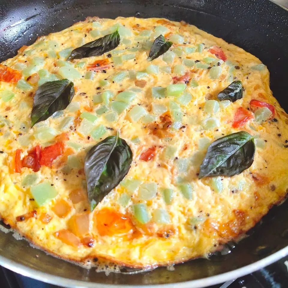 scrambled eggs with chayote and tomatoes. Basil leaves on top for a subtle flavor and aroma. ❤|shehphさん