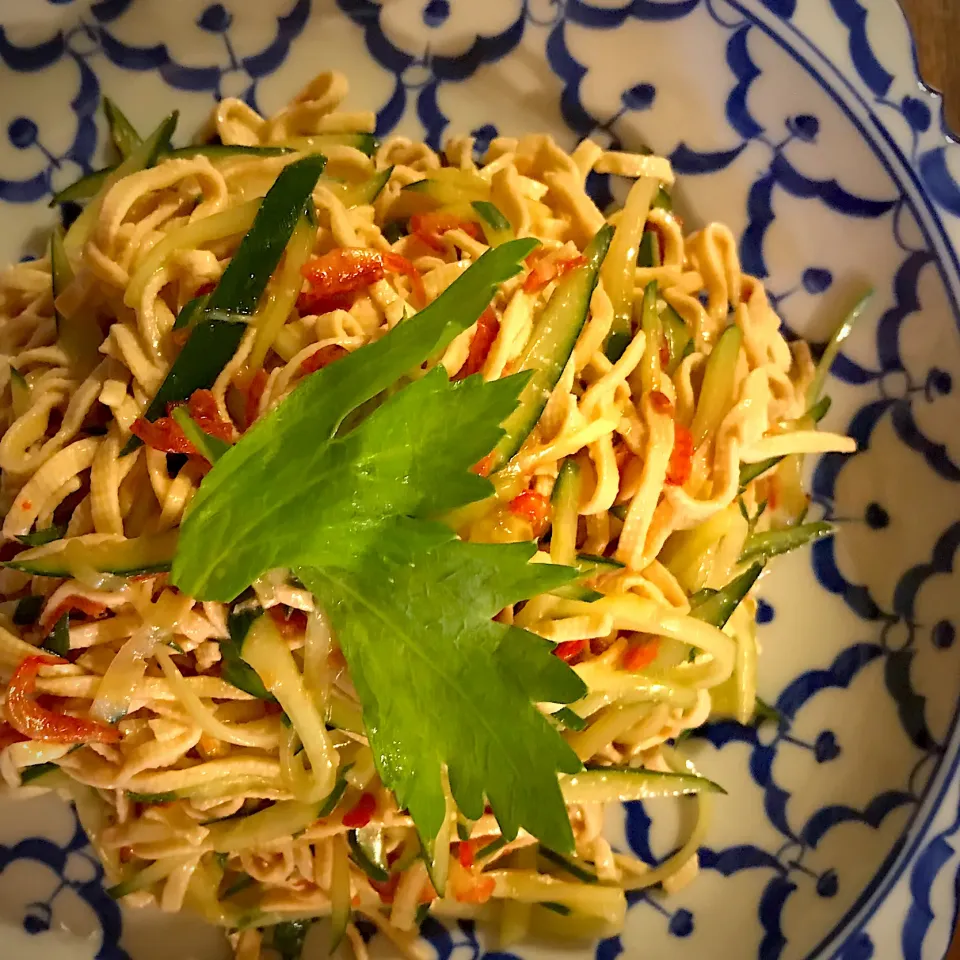 Snapdishの料理写真:黄瓜拌干豆腐絲👲🏻 豆干絲、きゅうり、干し海老のサラダ🥗|友紀さん