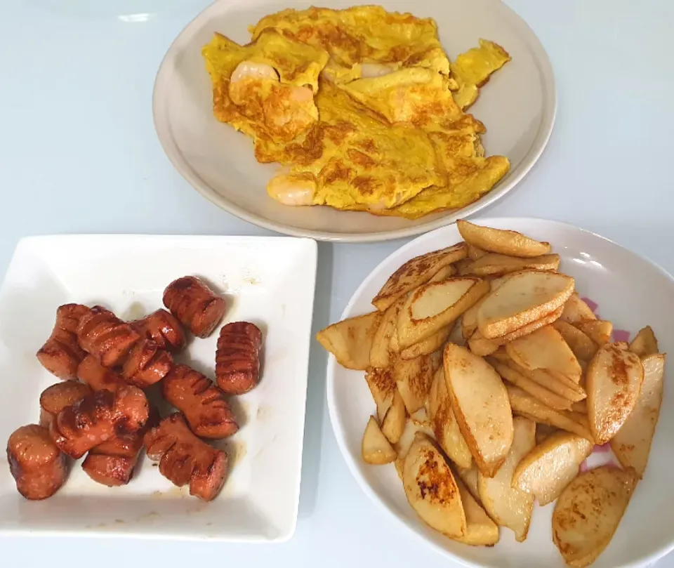 Simple lunch with rice😃🍀
Chicken sausage Prawn Omelette Fishcakes|🌷lynnlicious🌷さん