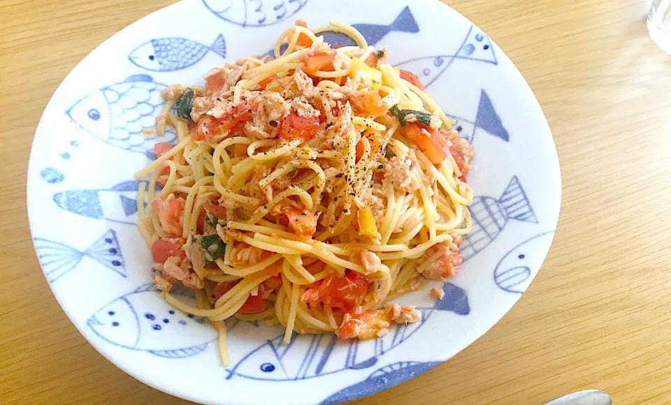 Snapdishの料理写真:ツナとトマトのあえるだけパスタ|つんさん