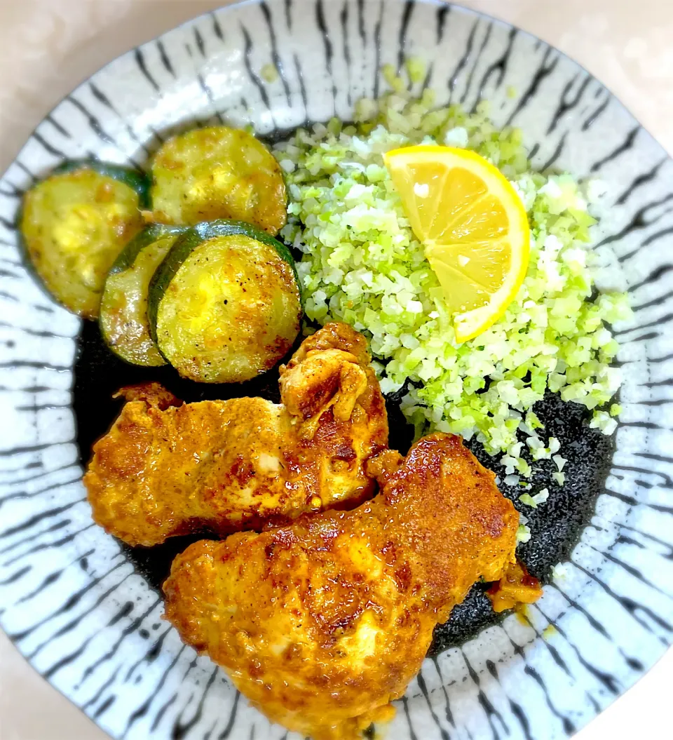 Snapdishの料理写真:Tandoori chicken with cauliflower and broccoli rice|Sayaka Jinsenji Huletteさん