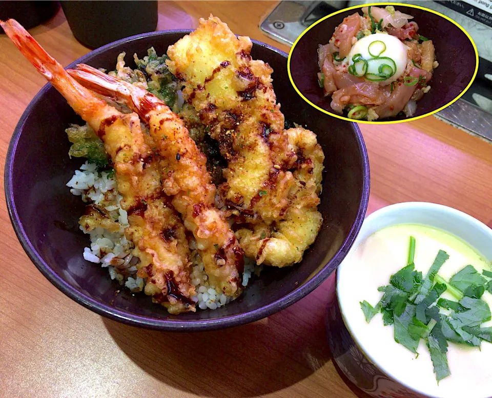 Snapdishの料理写真:くらランチ（天丼）+海鮮ユッケ|すくらんぶるえっぐさん