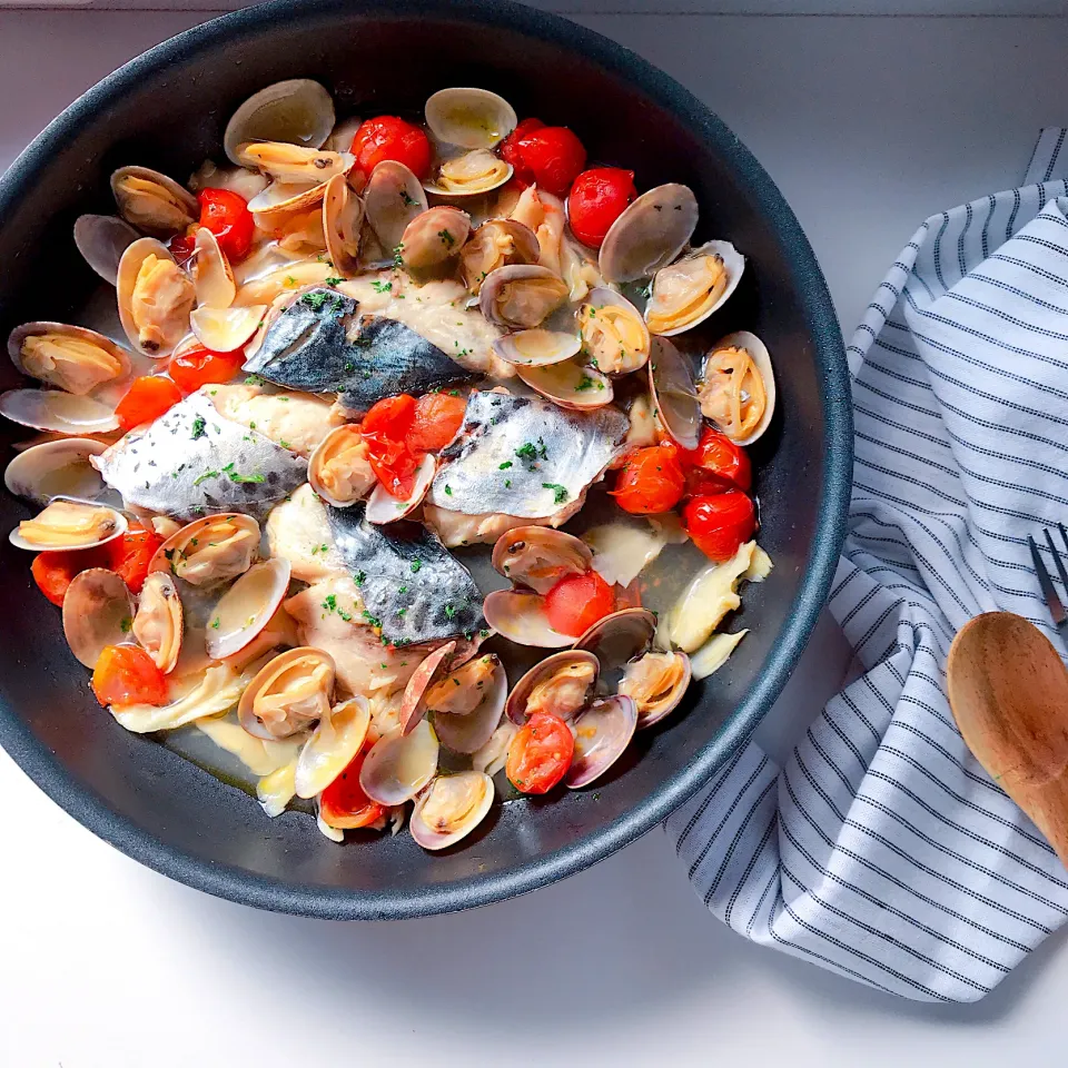 おもてなし料理🍽　さわら×アサリ×白まいたけのアクアパッツァ🐟🍅|めぐぐさん