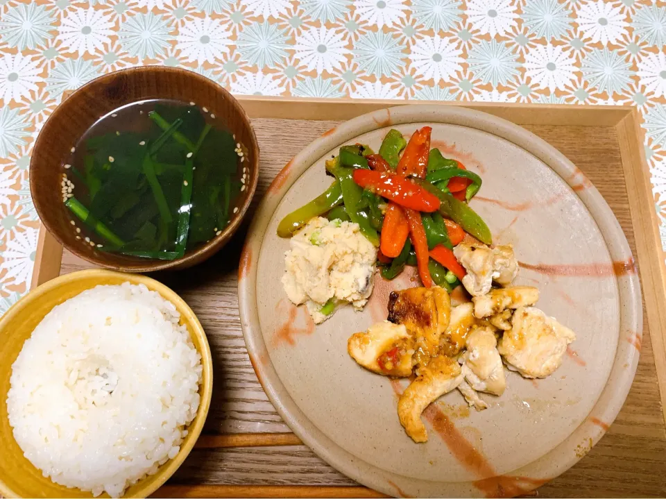 昼飯　鶏胸肉ハニーマスタードソース　ニラワカメスープ|yoさん