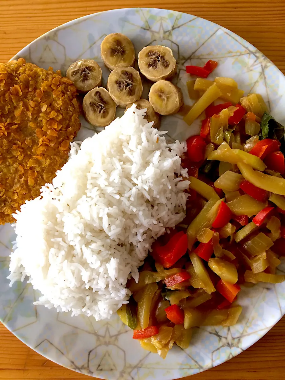 Vegan “chicken” patty, fried banana, rice and veggies|MissYumYumさん