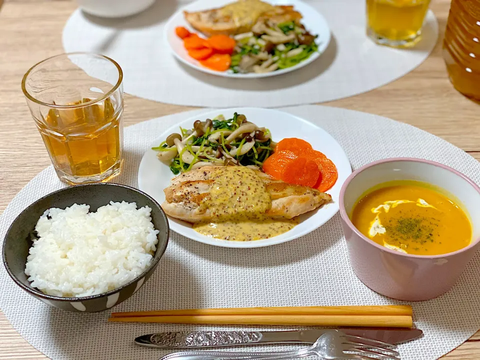 チキンソテーのマスタードソースかけ、豆苗としめじの塩こしょう炒め、にんじんグラッセ、パンプキンスープ|なつきさん