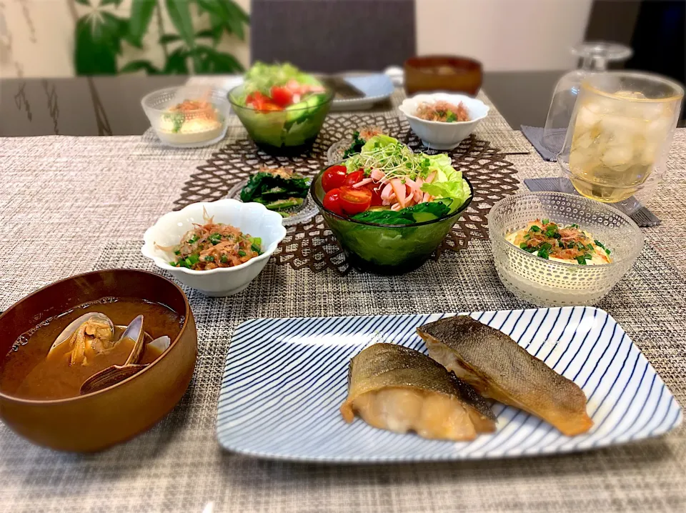 ホッケ、アサリの味噌汁、冷奴など😊|ゆかさん