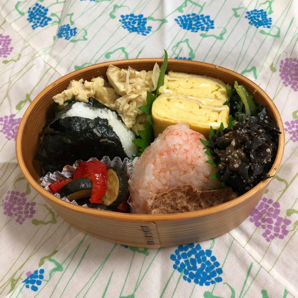 2020/6/16
あかりご飯のおにぎり🍙
梅干しのおにぎり🍙
味噌豆腐
卵焼き
きくらげのきんぴら
パプリカとズッキーニのマリネ
ほうれん草🥬のソテー|aichanさん