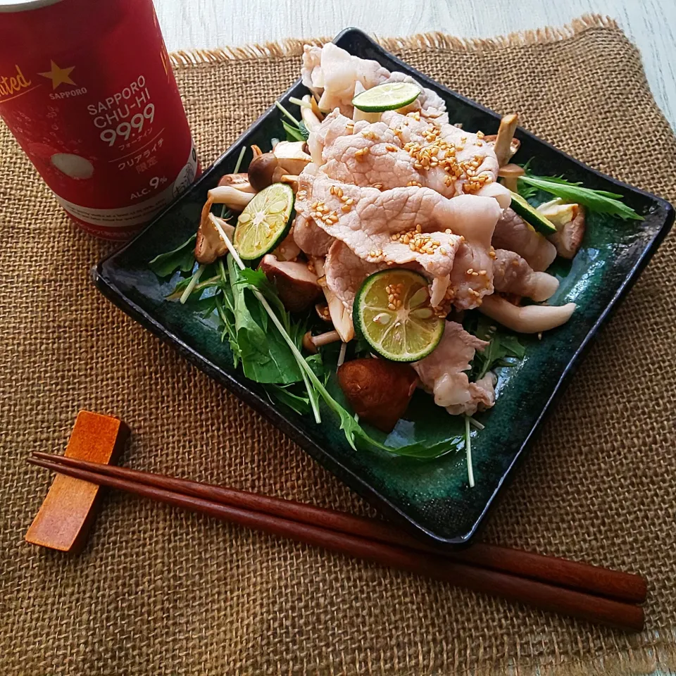 Snapdishの料理写真:豚しゃぶと焼ききのこのすだちだれ🍄|真希さん