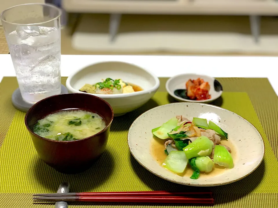 ばんごはん。青梗菜と豚肉の旨塩炒め、ナスと豆腐の揚げ出し、キャベツとカイワレのお味噌汁。|yukiさん